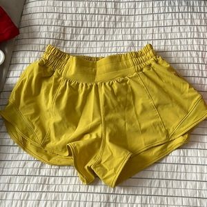 lululemon hotty hots Sz 4 2.5 inseam